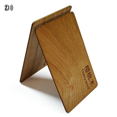 Vente directe d'usine Carte de visite en bois gravée avec logo personnalisé RFID NFC ISO14443A 13,56 MHz Carte d'identité vierge en bois NFC pour hôtel
